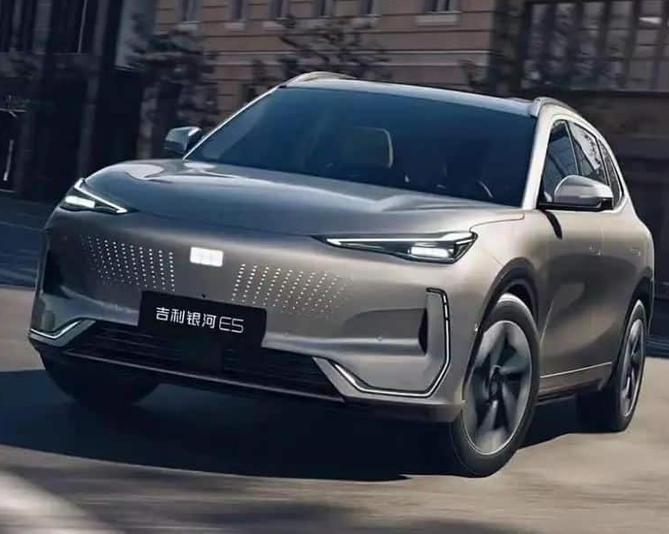 Geely представила бюджетный электрический кроссовер с запасом хода до 2000 км