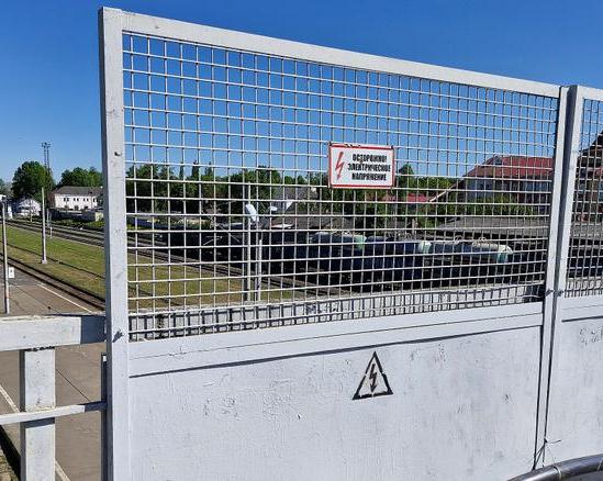 Для чего на пешеходных мостах над железнодорожными путями монтируются защитные экраны